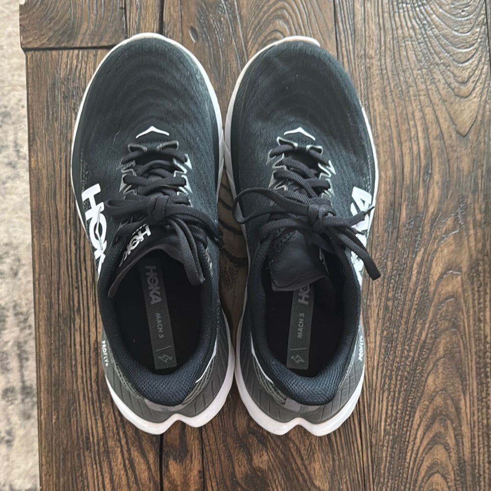 Hoka tennis shoes. Women’s size 8
